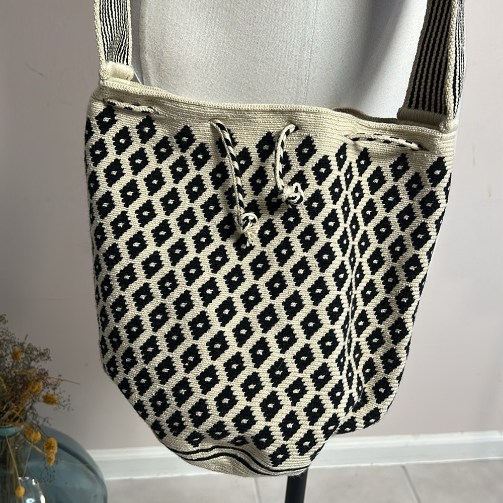 Crochet knit bag diamond design crossbody black beige drawstrings closure